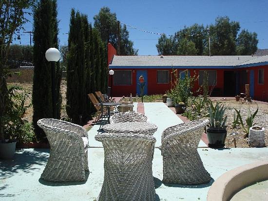 Outdoor dine in chairs Safari Motor Inn - Joshua Tree 